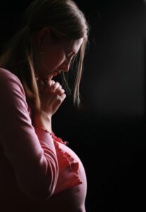 pregnant-woman-praying